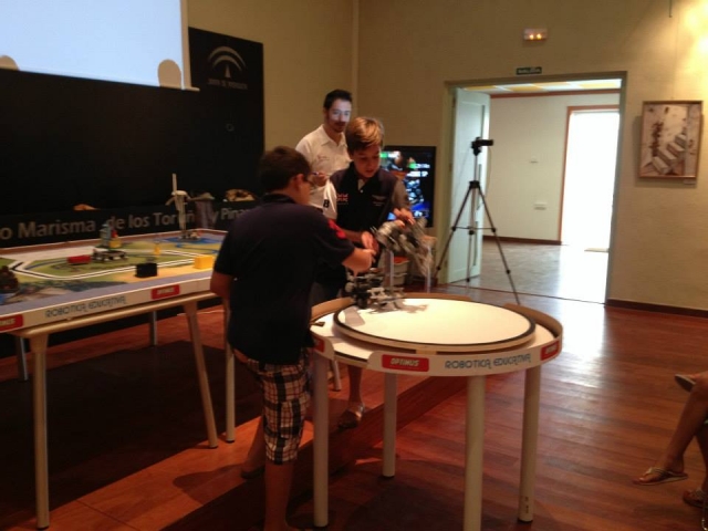 peques con nave en la mesa.jpg